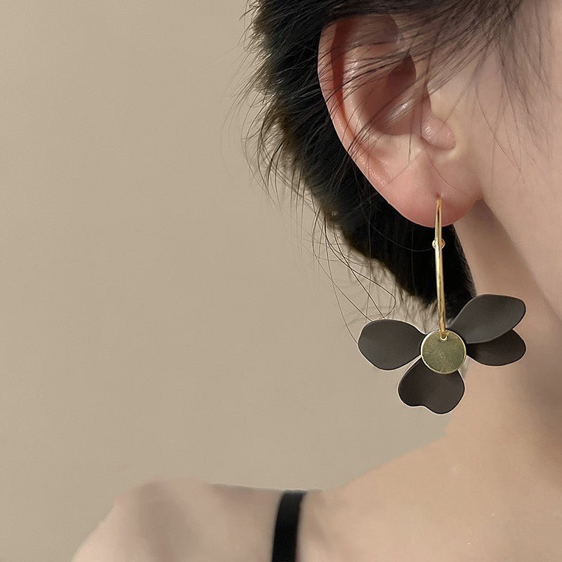 Autumn And Winter French Retro Senior Sense Matte Petal Asymmetrical Earrings