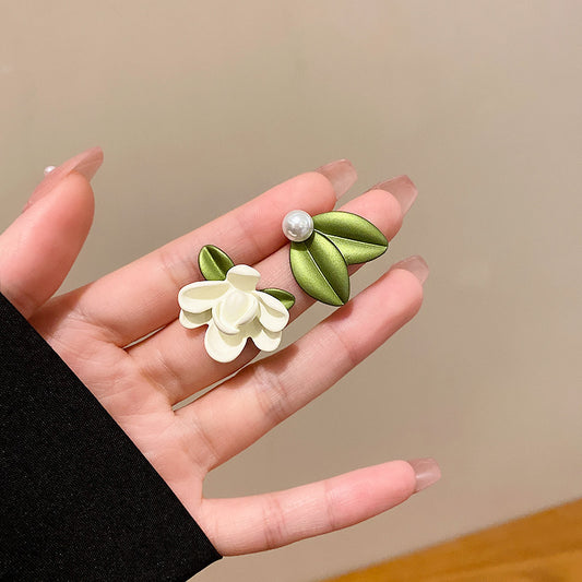 Sen Series Gardenia Asymmetric Earrings